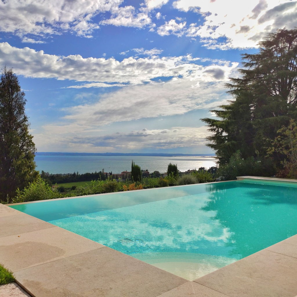 Schwimmbad mit Blick auf den Gardasee